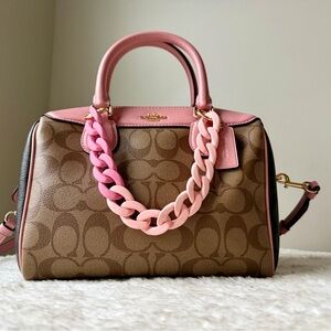 Coach Bennett bag in pink/khaki with chain charm